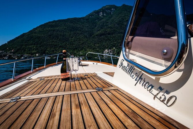 1H Private Cruise on a beautiful wooden speedboat on Lake Como - Cernobbio, Villa d’Este, and Villa Erba