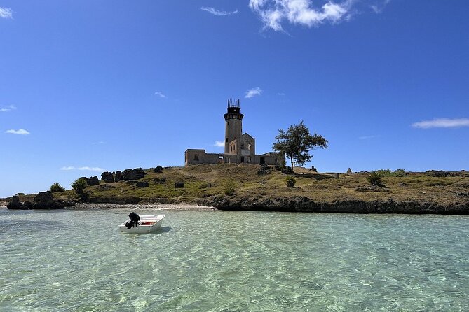 5 Islands Private Speedboat with Snorkeling Lunch and Drinks - Walk among the ruins on Ile du Phare