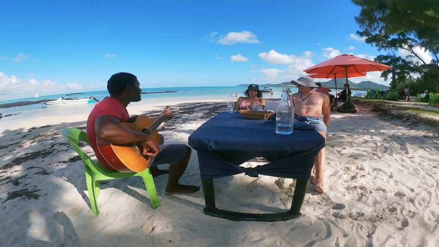 5 Islands Speedboat w/Snorkeling Sea Turtle + Lunch & Drinks - Ile aux Cerfs, first visit