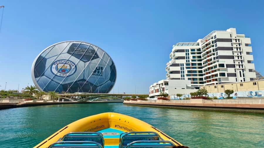 Abu Dhabi: Guided Speedboat Sightseeing Tour - Yas Island’s attractions at full speed