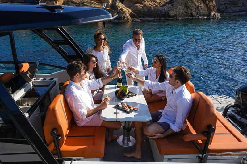 Adamantas: Speedboat Day Trip with Snorkel, Meals & Open Bar - Boat comfort, group size, and service
