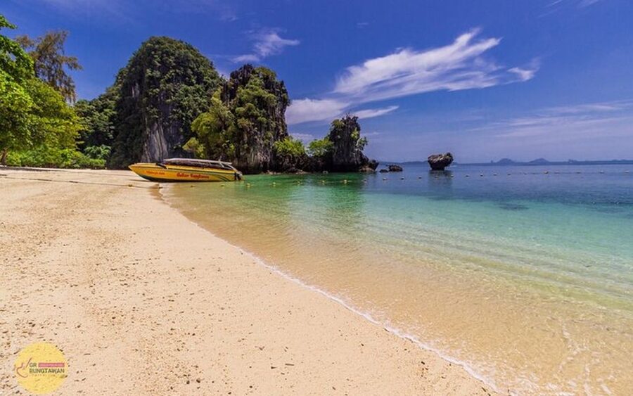 Ao Nang: Hong Islands Tour by Speedboat or Longtail Boat - Hong Lagoon is the scenic centerpiece