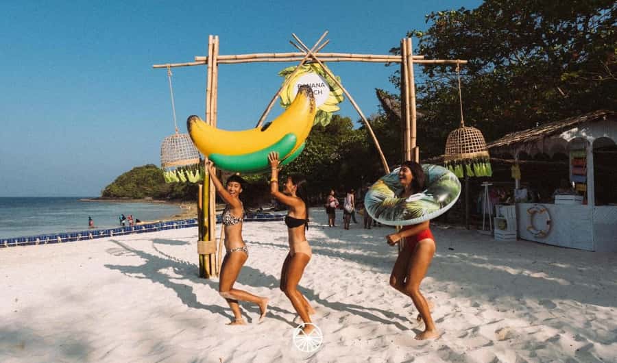 Banana Beach at Koh Hey: Phuket’s Speedboat Paradise - How crowded is Banana Beach?