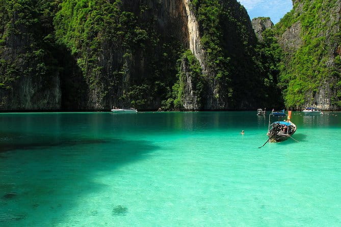 Beat the Crowds: Earlybird Phi Phi Islands by Speedboat - Snorkeling in clear water