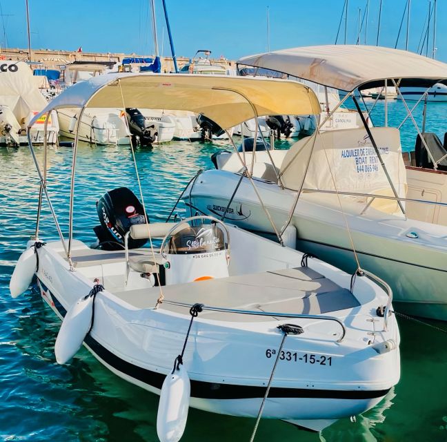 Benalmadena: 6-Seater Speedboat license-free Boat Rental - Seeing Málaga Province from the water