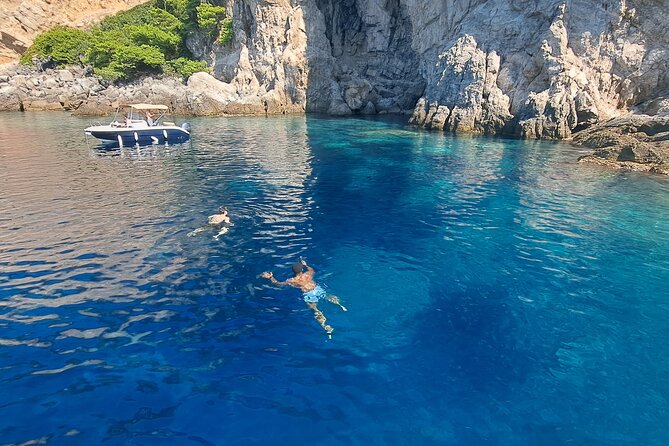 Blue & Green cave,Šunj beach - with drinks small group speedboat - What the Small Speedboat Means in Practice