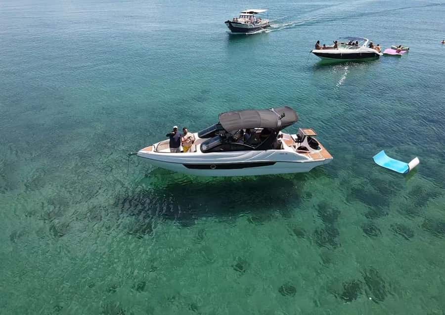 Búzios: Speedboat tour of 2 islands and 11 beaches - What the boat provides for your day on the water
