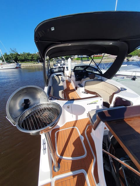 Búzios: Speedboat tour of 2 islands and 11 beaches - The onboard barbecue is the social center