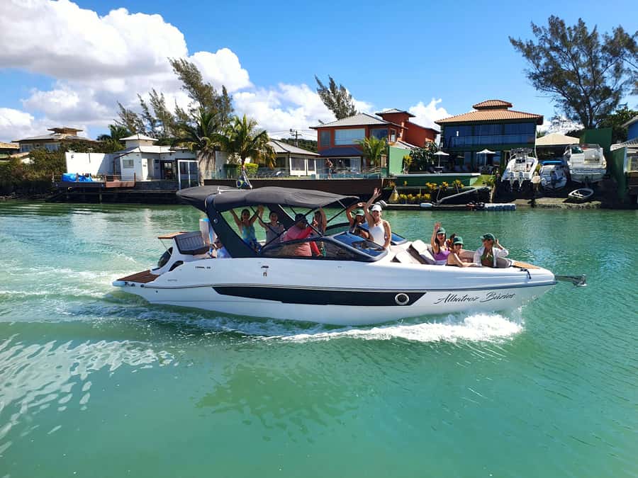 Búzios: Speedboat tour of 2 islands and 11 beaches - Boarding at one of three Búzios piers