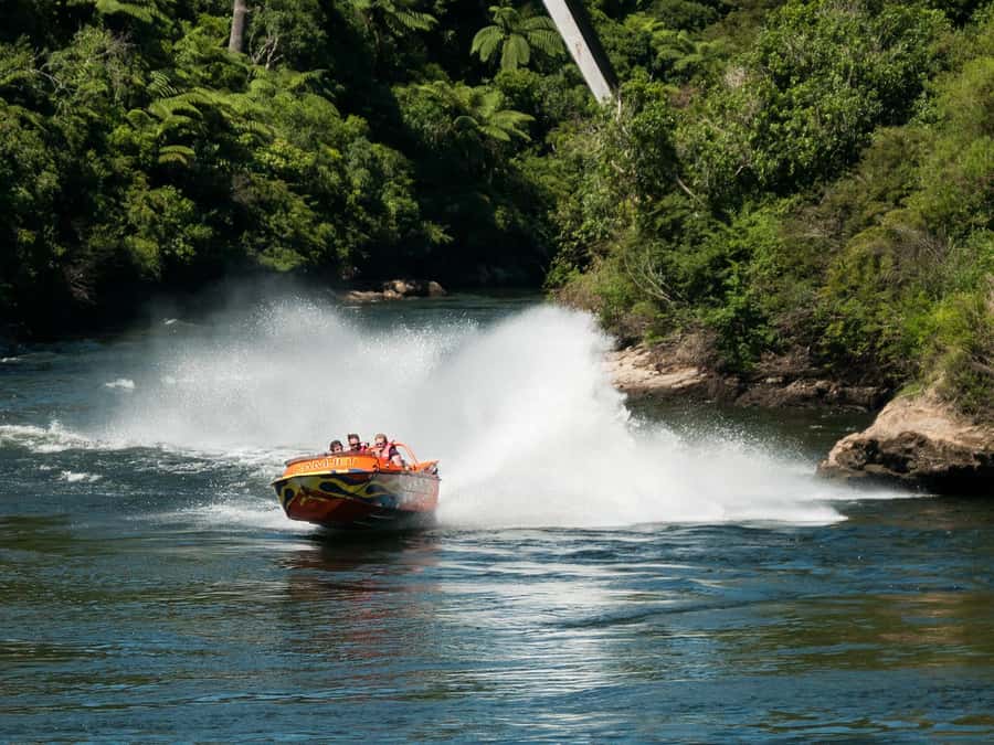 Cambridge Waikato New Zealand: Tour -45 Min Extreme Jet Boat - The first run: speed, slides, and spins