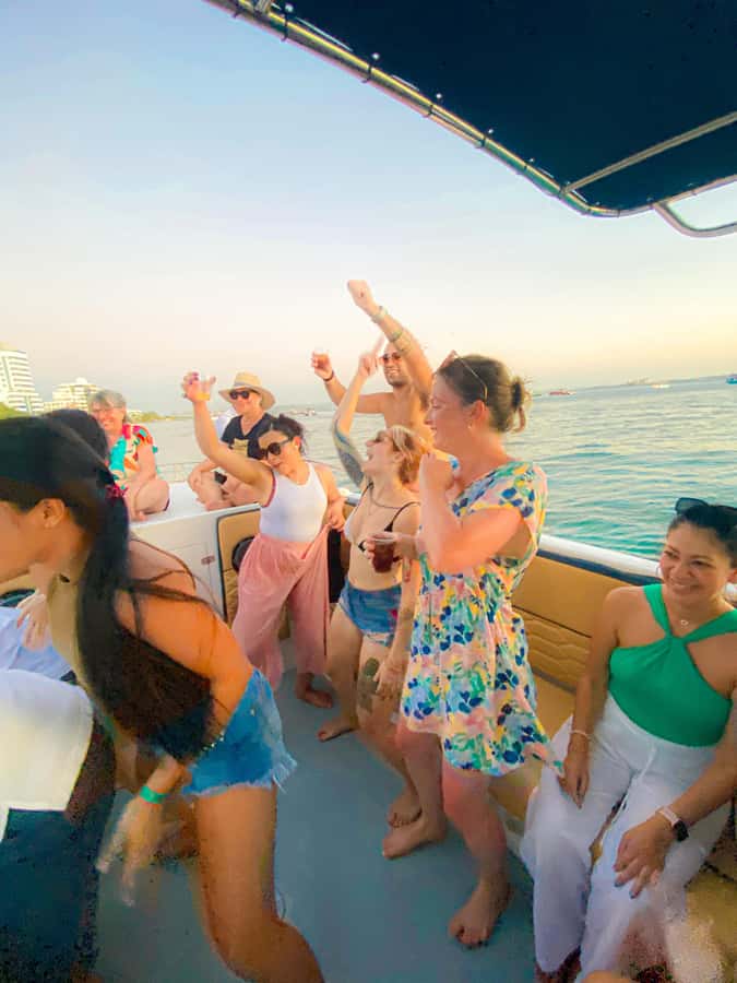 Cartagena: Speed Boat Party on the Bay with open bar - Cruising Cartagena Bay after sunset