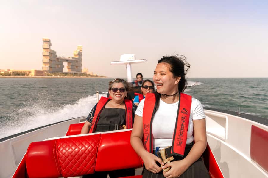 Dubai Marina: 1-Hour Luxury Sightseeing Speedboat Tour - The return at full speed