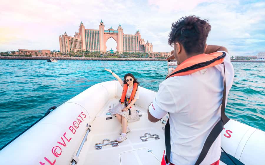 Dubai: Sightseeing Speedboat Tour with Live Tour Guide - The Palm and Atlantis photo stop
