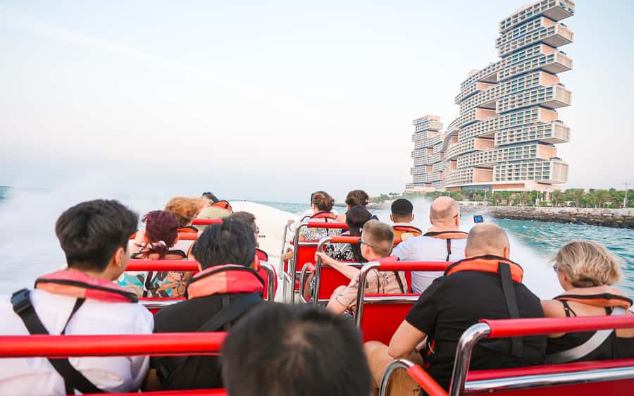 Dubai: Sightseeing Speedboat Tour with Live Tour Guide - Guides, photos, and the human side of the trip