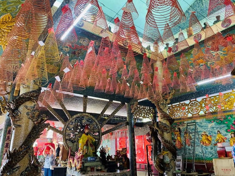 Enjoy Dragon Floating Temple Tour Vip & Premium Speed Boat - How the guide affects the experience