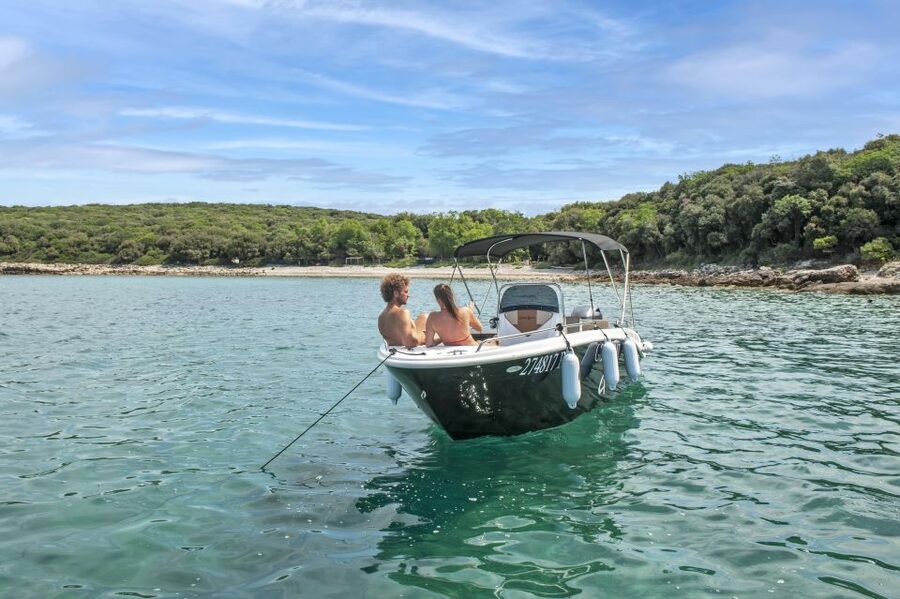 From Rovinj: Sea Caves & Sandy Levan Island Speedboat Tour - Speeding south along the Istrian coast