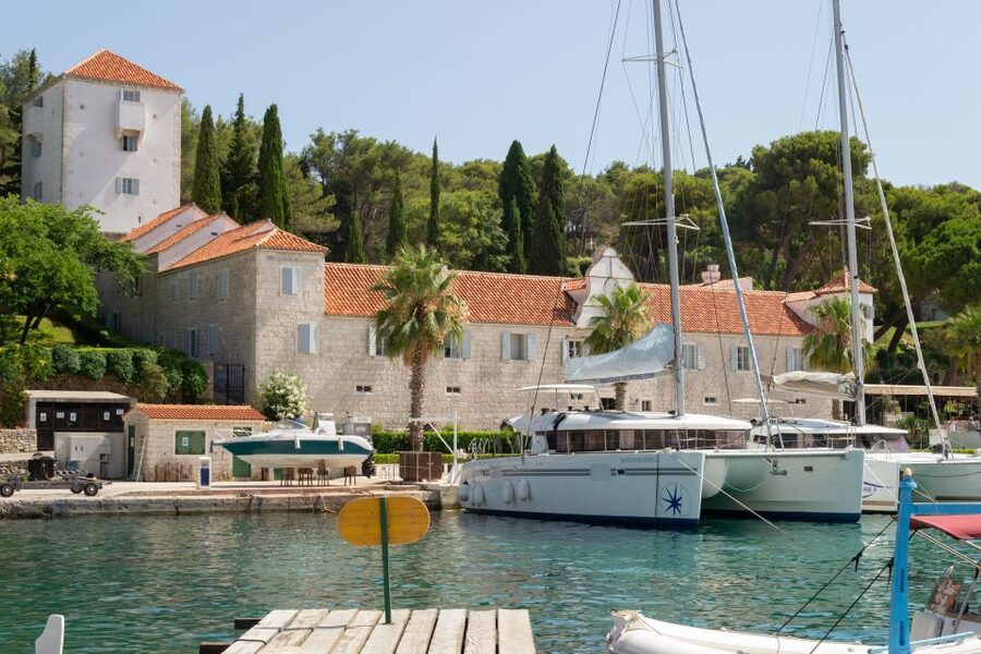From Split: Blue Lagoon, Šolta, and Trogir Speedboat Tour - Maslinica and the final hour on Šolta