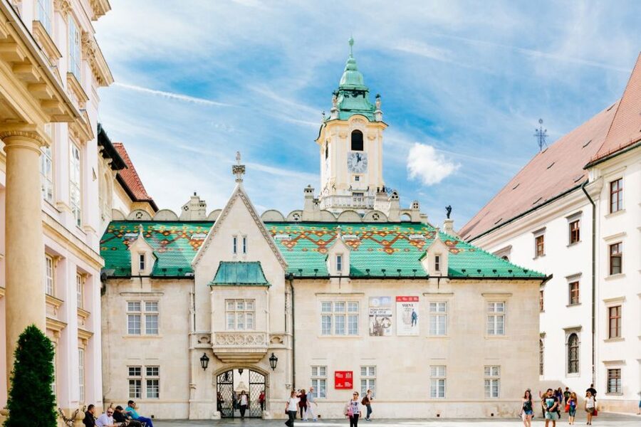 From Vienna: Guided Tour to Bratislava with Speed Boat Ride - The optional oldtimer ride to Bratislava Castle