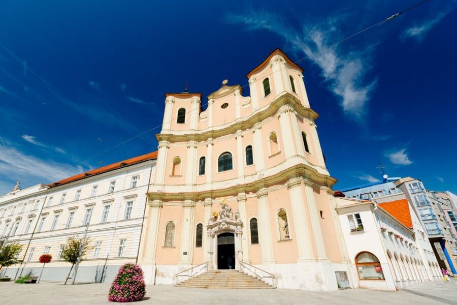 From Vienna: Guided Tour to Bratislava with Speed Boat Ride - Finding Pontoon HUMA 6 for the return boat