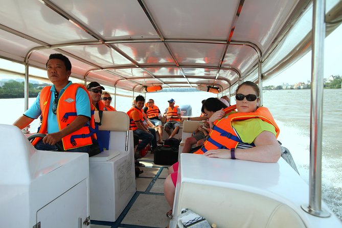 Full-Day Tour in the Cu Chi Tunnels with a Luxury Speed Boat - Crawling underground, with limits