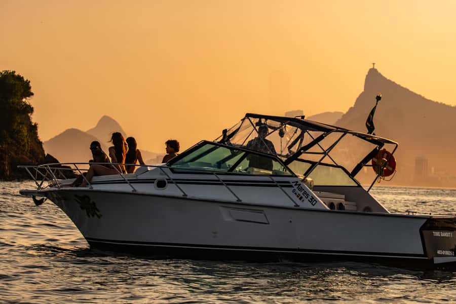 Glória: Sunset Speedboat Cruise with Drinks and Snacks - MAC in Niterói: a photo stop with a dramatic backdrop