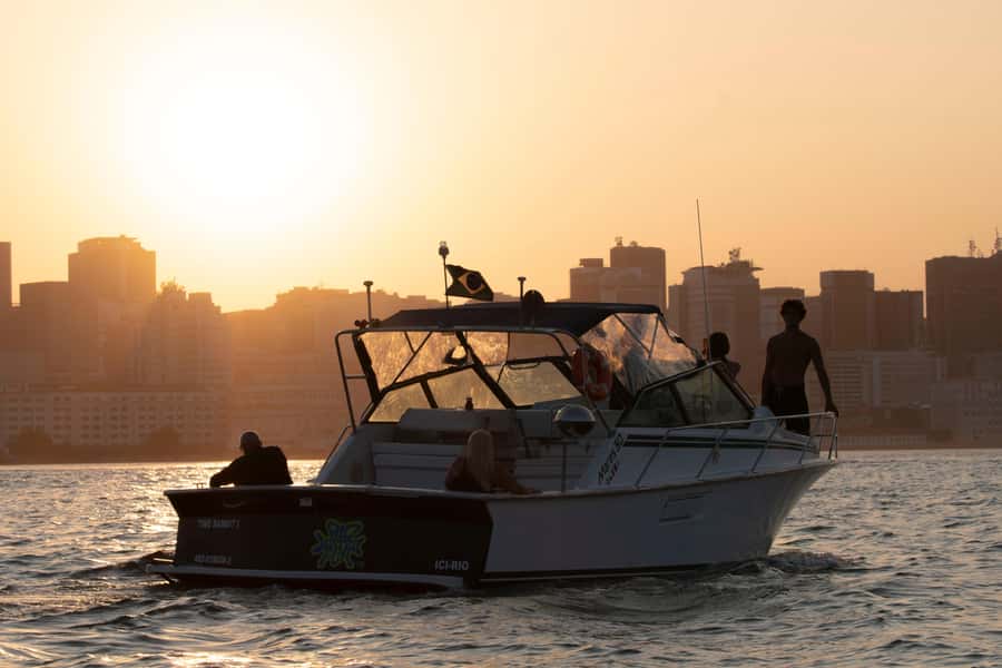 Glória: Sunset Speedboat Cruise with Drinks and Snacks - Museum of Tomorrow and the eastern side of the bay