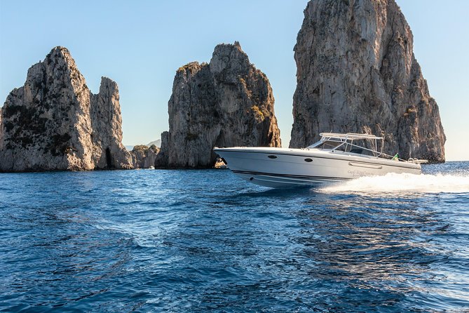 Half day around Capri by Itama 38 speedboat - Antonio and Giovanni make a practical difference