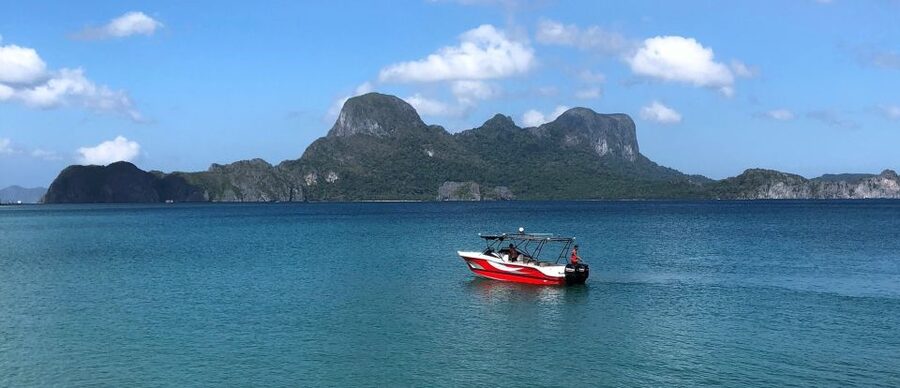 Half-Day Seasation Premium Speedboat Group Island Hopping - The guide can make the short schedule work