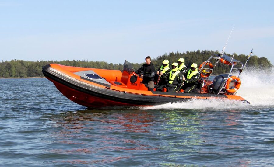 Helsinki: Archipelago RIB Boat Tour with BBQ Lunch and Sauna - Why this boat trip feels different from a standard Helsinki tour