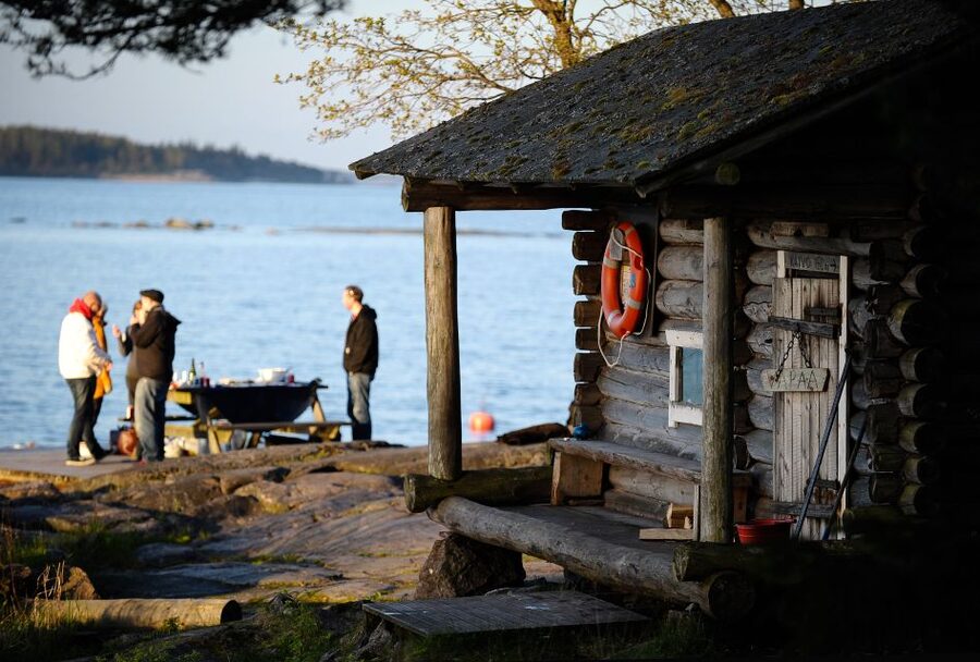 Helsinki: Archipelago RIB Boat Tour with BBQ Lunch and Sauna - Meeting the crew at Kanavaranta