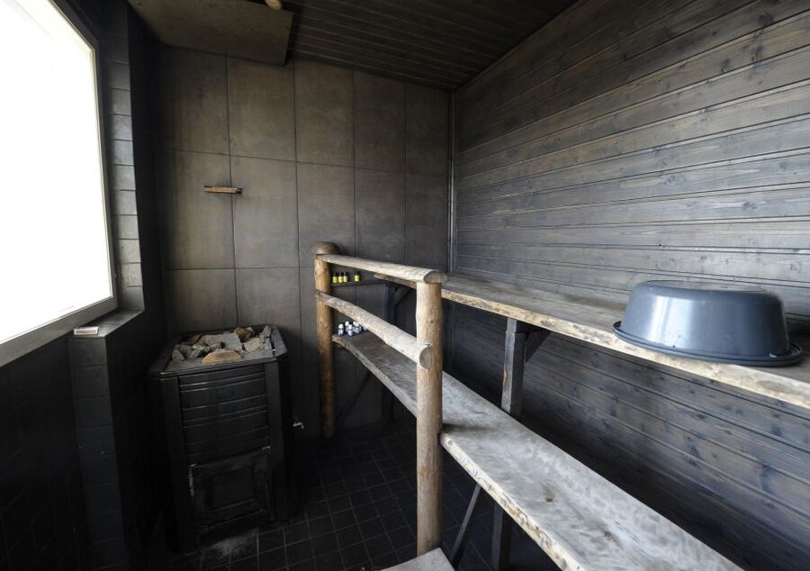 Helsinki: RIB Tour to Local's Cottage with BBQ and Sauna - Sharing homemade lunch outdoors