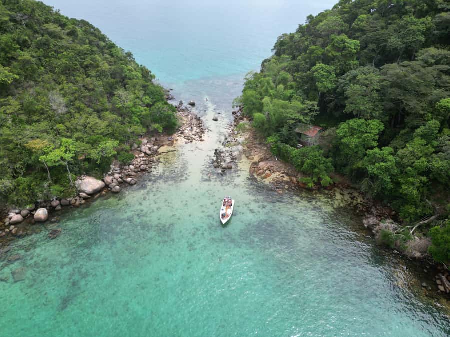 Ilha Grande: 6-Hour Speedboat Tour to Blue and Green Lagoons - Enseada das Estrelas and the optional lunch