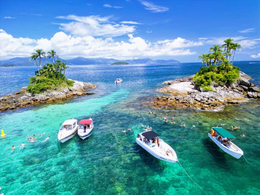 Ilha Grande: 7h Speedboat Tour of Paradise Islands - Getting into the water at the islands