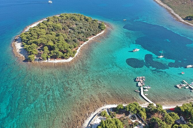 Islands Brač, Šolta & Blue lagoon - Private speedboat tour - Maslinica and Šolta’s western edge