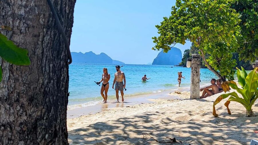 Koh Lanta: 4 Islands, Emerald Cave & Koh Kradan by Speedboat - Koh Chueak: your first snorkeling stop