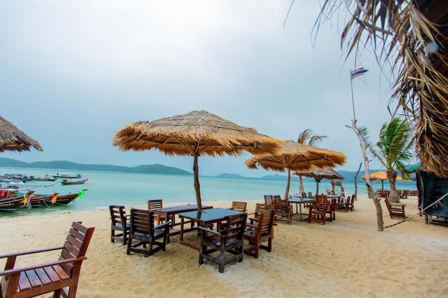 Koh Samui: Pink Dolphin Spotting & Pig Island Speedboat Tour - Ko Madsum, the beach known as Pig Island