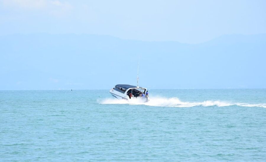 Koh Samui: Speedboat Adventure to Angthong's Hidden Gems - Kayaking among cliffs and sea caves