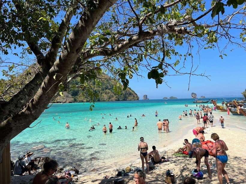 Krabi: 4-Island Speedboat Tour with Lunch - Chicken Island in a quick photo stop