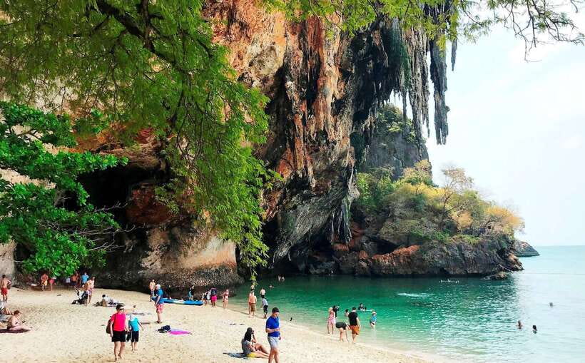 Krabi: 4-Island Speedboat Tour with Lunch - Lunch and a short rest on Poda Island