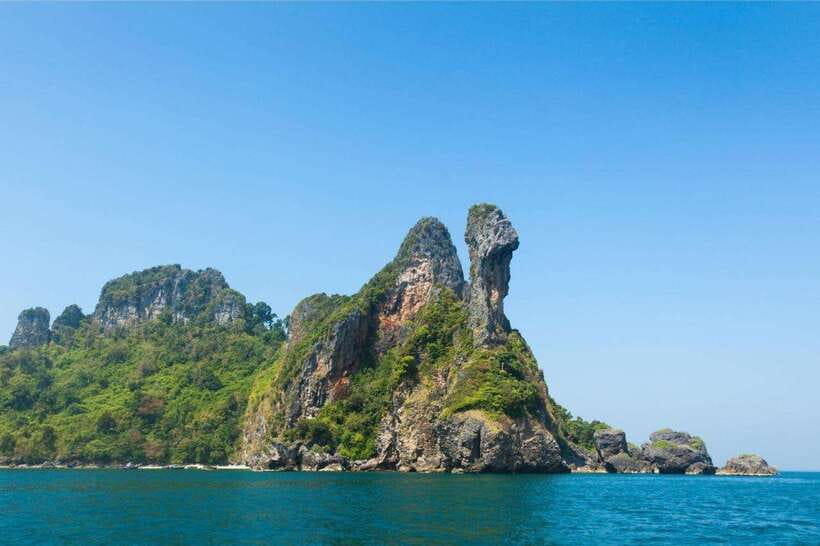 Krabi: 4 Islands Tour by Speedboat with Lunch and Snorkeling - Koh Poda: white sand beneath limestone cliffs
