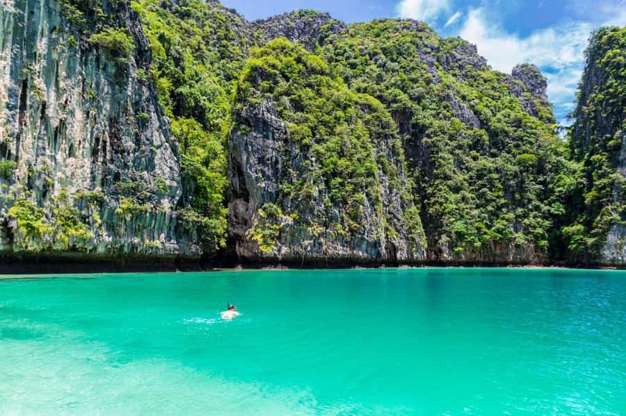 Krabi: Early Bird Phi Phi, Maya & 4 Islands Speedboat Tour - Phi Phi Don gives the schedule a needed pause