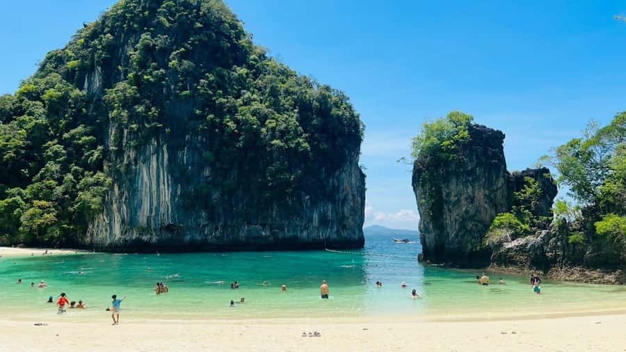 Krabi: Hong Islands Full-Day Private Speedboat Charter Tour - Daeng Island, red rock and clear water