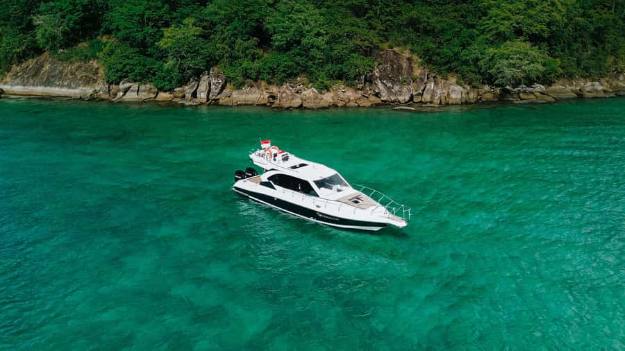 Labuan Bajo: Komodo National Park Full-Day Speedboat Tour - Taka Makassar and lunch on the water