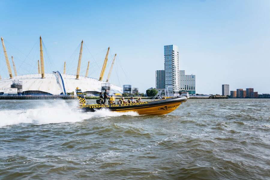 London: 45-Minute Speedboat Sightseeing Tour - Twenty minutes of music, spray, and fast turns