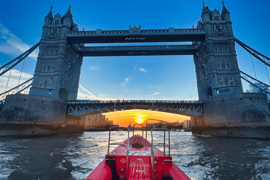 London: River Thames Sunset Speedboat Experience with Drink - Meeting beneath the London Eye