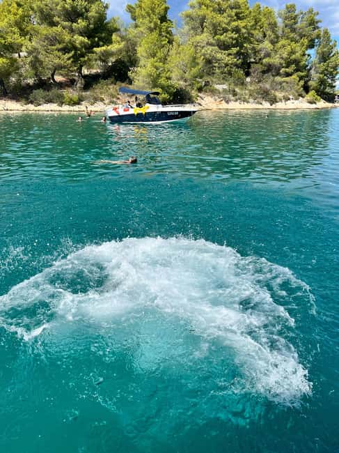 Magnific blue lagoon, speed boat water, wine&towels included - How much guiding should you expect?