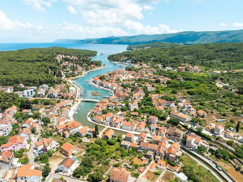 Makarska: 3-Island Speedboat Golden Horn & Blue Lagoon Tour - Golden Horn gives you a full hour at Brač’s famous beach