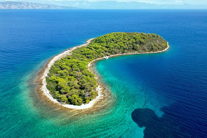 Makarska: 3-Island Speedboat Tour with Cave and Blue Lagoon - Mala Stiniva, cliffs and clear water