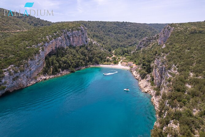 Makarska: 3 Island Speedboat Tour with Little Blue Cave & Lagoon - Pokrivenik Bay starts the swimming day