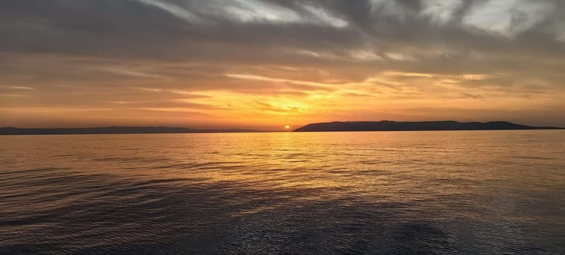 Makarska: Speedboat Sunset Tour to hidden bay on island Brač - Who will enjoy this Brač sunset trip